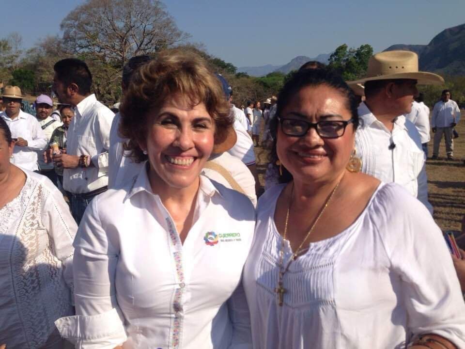 Felicita la subdelegada de la Mujer, Manola Ojeda a la presidenta del DIF Guerrero, Mercedes Calvo de Astudillo 
