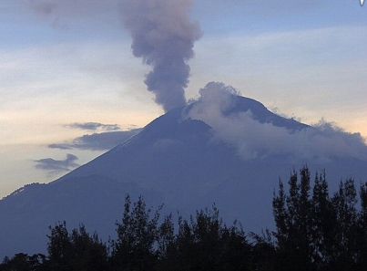 Popocatépetl presenta fumarola de 1.2 kilómetros de vapor de agua