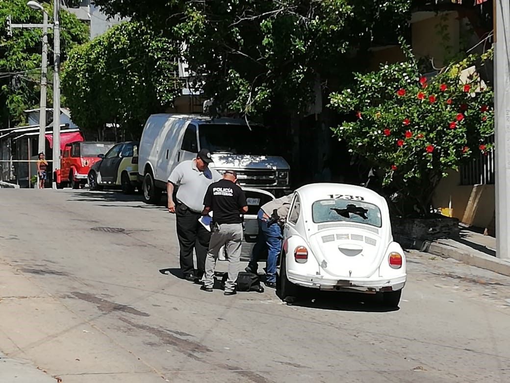 Un muerto y un herido deja ataque a balazos contra un taxi, en Acapulco