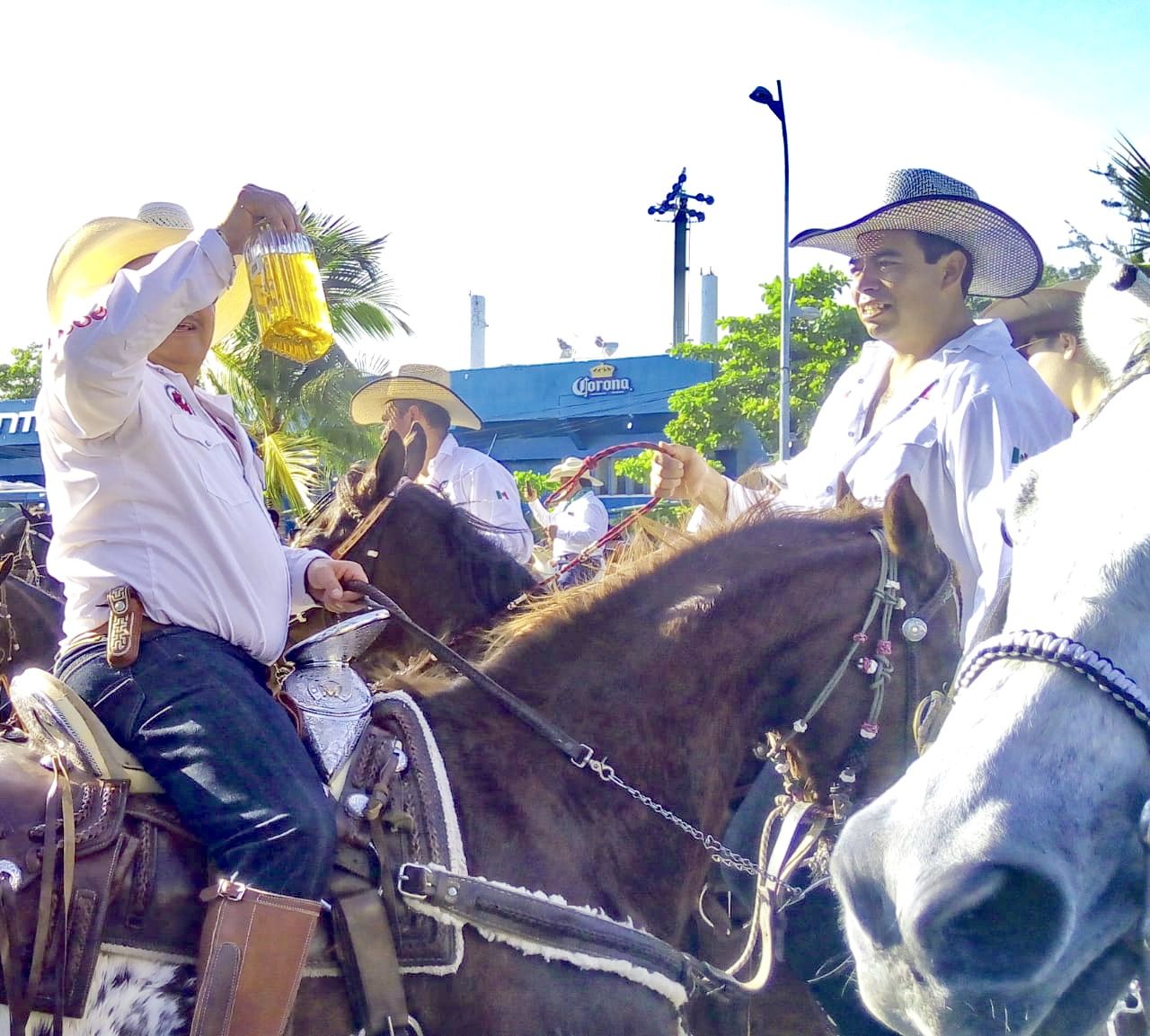 Caos vehicular, estiércol y alcohol en la sexta cabalgata en Acapulco