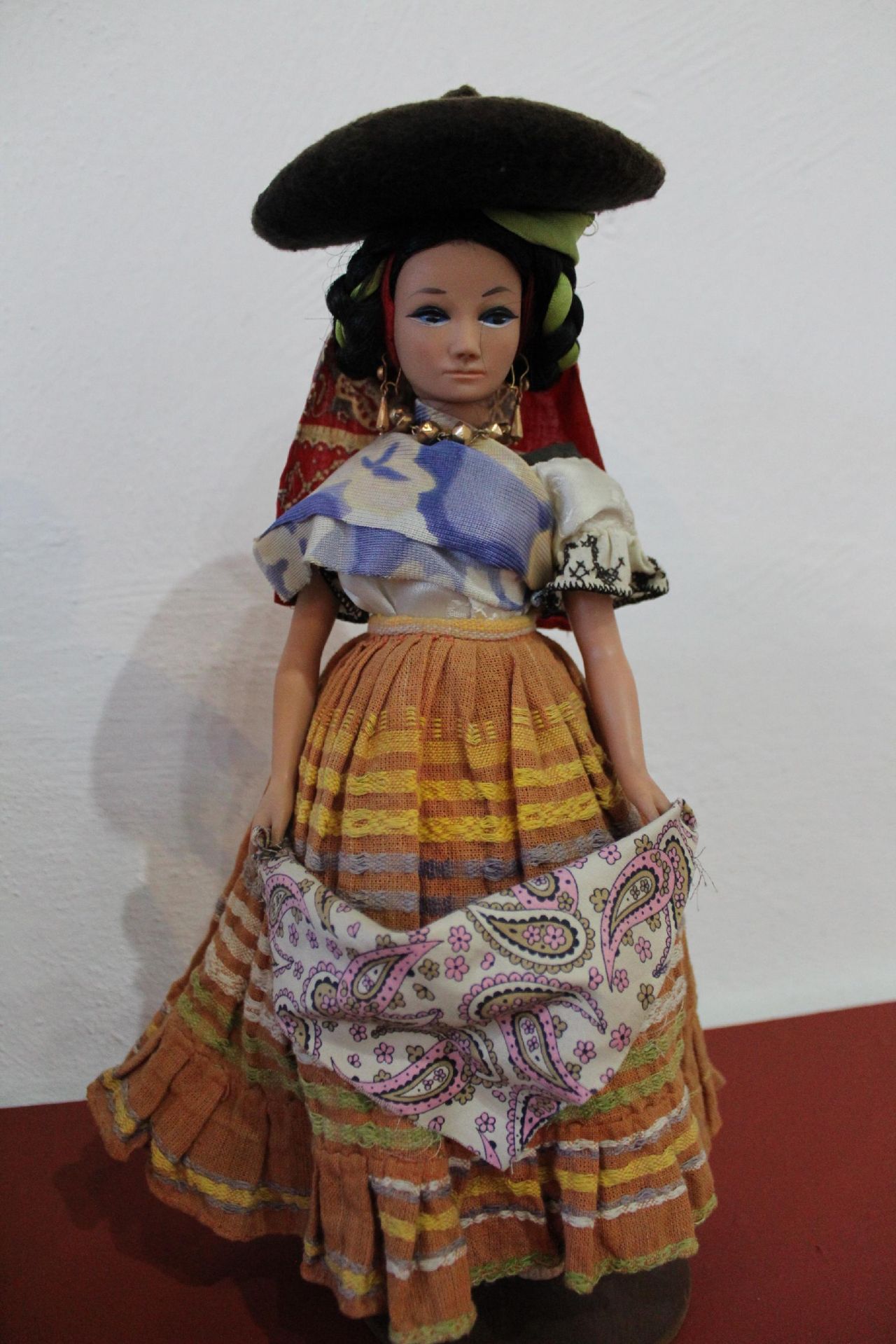 Alista secretaría de cultura exposición de vestidos tradicionales por amor a Mexico.