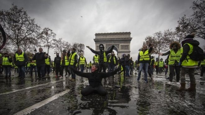 En Francia  continuan  las protestas contra Macron y el alza de los combustibles