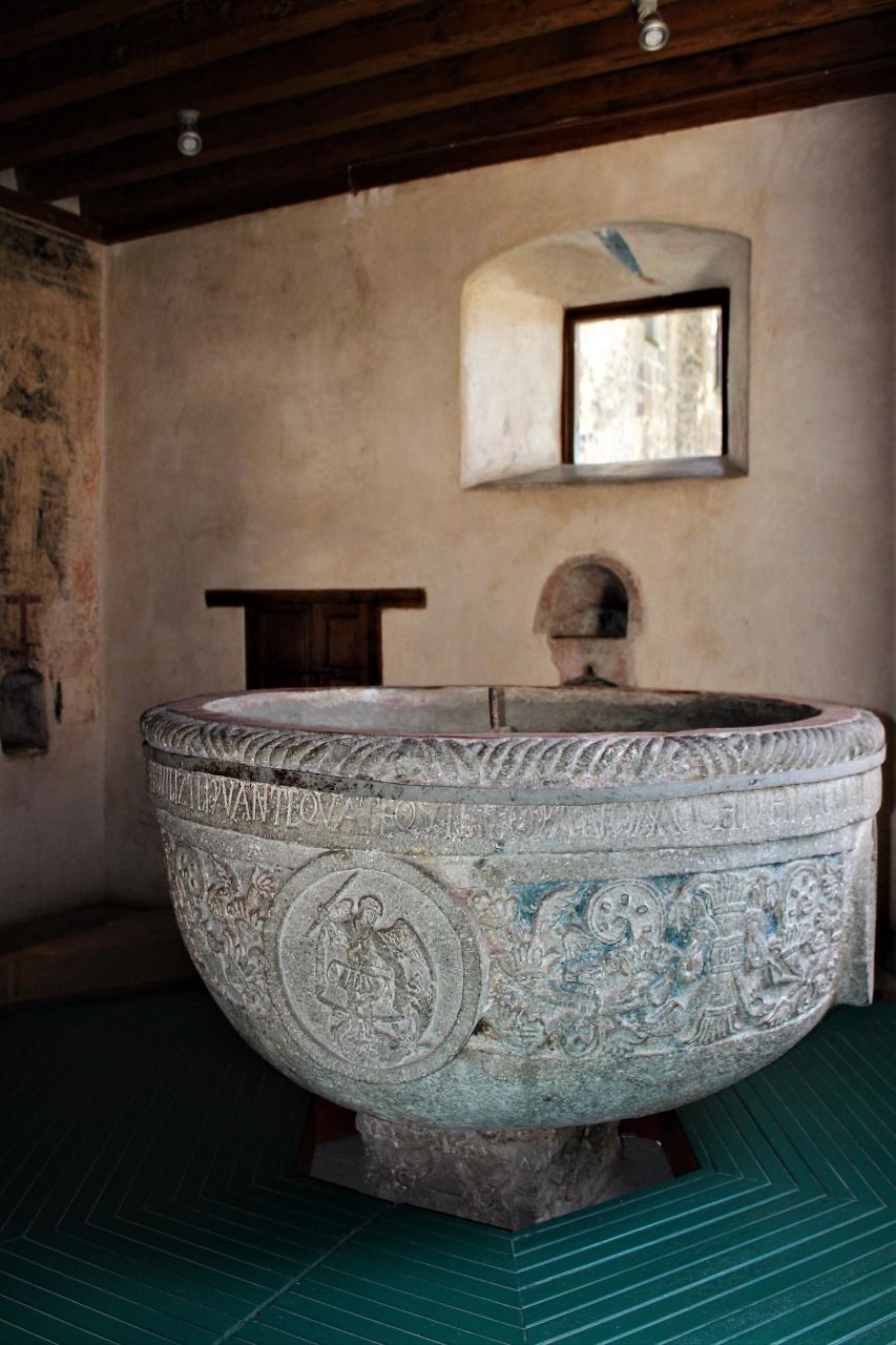 Conoce la pila bautismal del S. XVI  del museo virreinal de Zinacantepec.