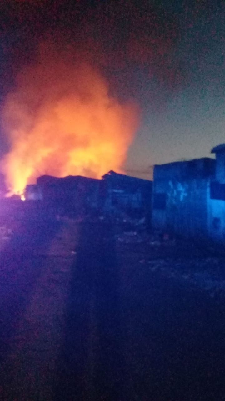 Incendio arrasa con casas de cartón en tiradero de Neza, saldo 2 personas muertas.