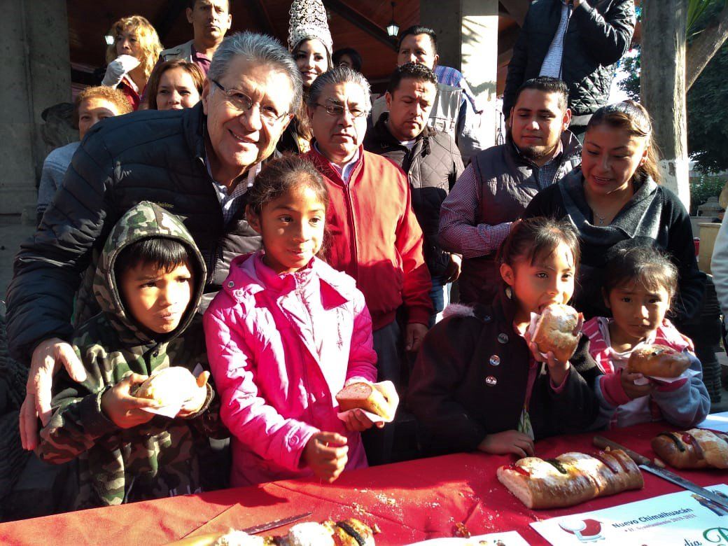 Diputado federal y titular del DIF Chimalhuacan, festejan a niños en el Dia de Reyes.