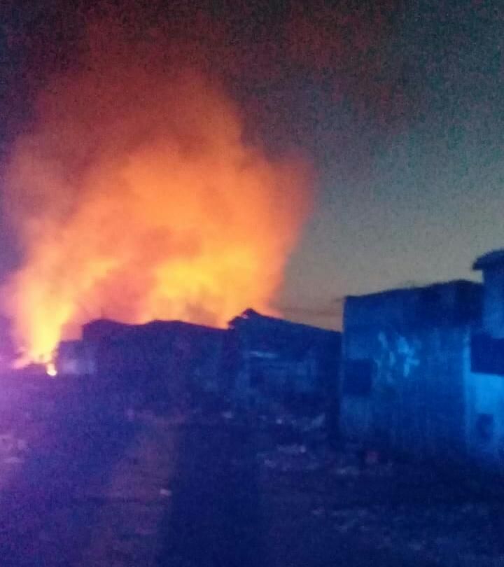 Bomberos de Chimalhuacán auxilian en incendio de Nezahualcóyotl