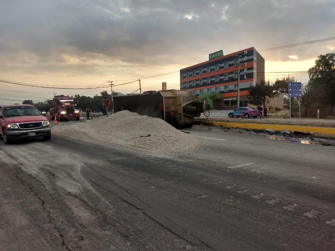 Se registra volcadura de góndola en la Texcoco-Calpulalpan