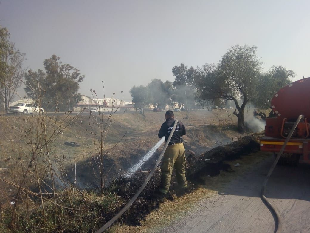 Bomberos sofocan incendio en Tezoyuca