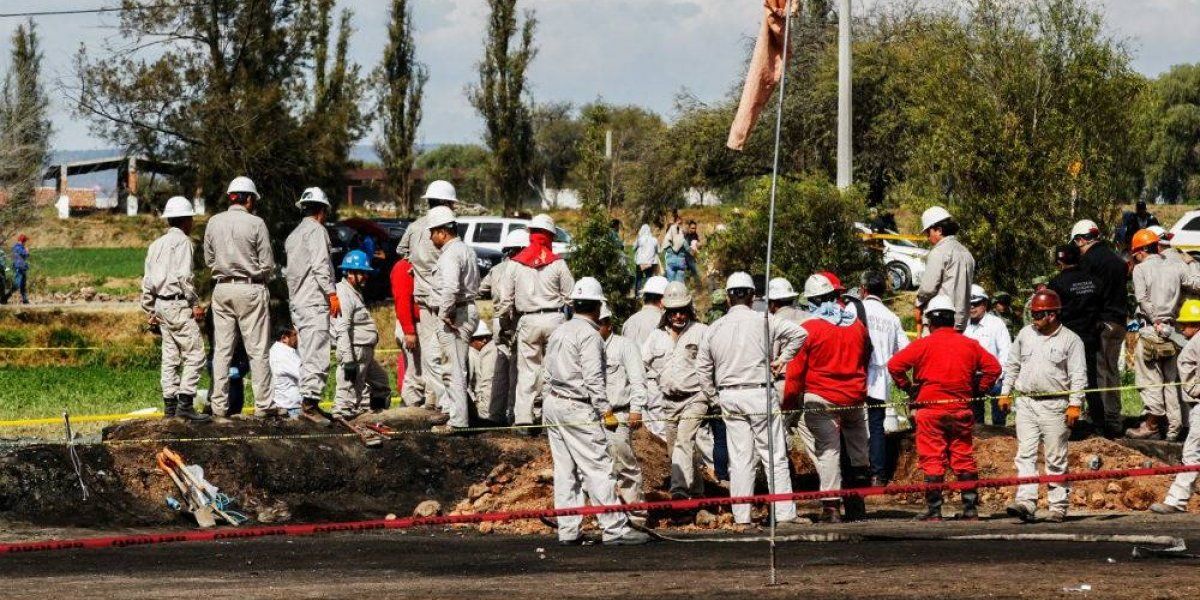 Personal de Pemex busca más cuerpos en zona de explosión