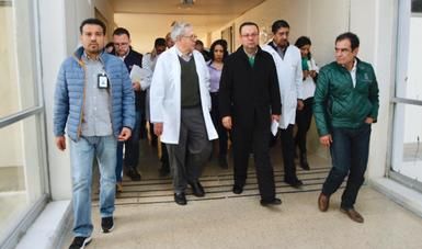Secretario de Salud y Director General del IMSS recorren hospital donde hay heridos por explosión.
