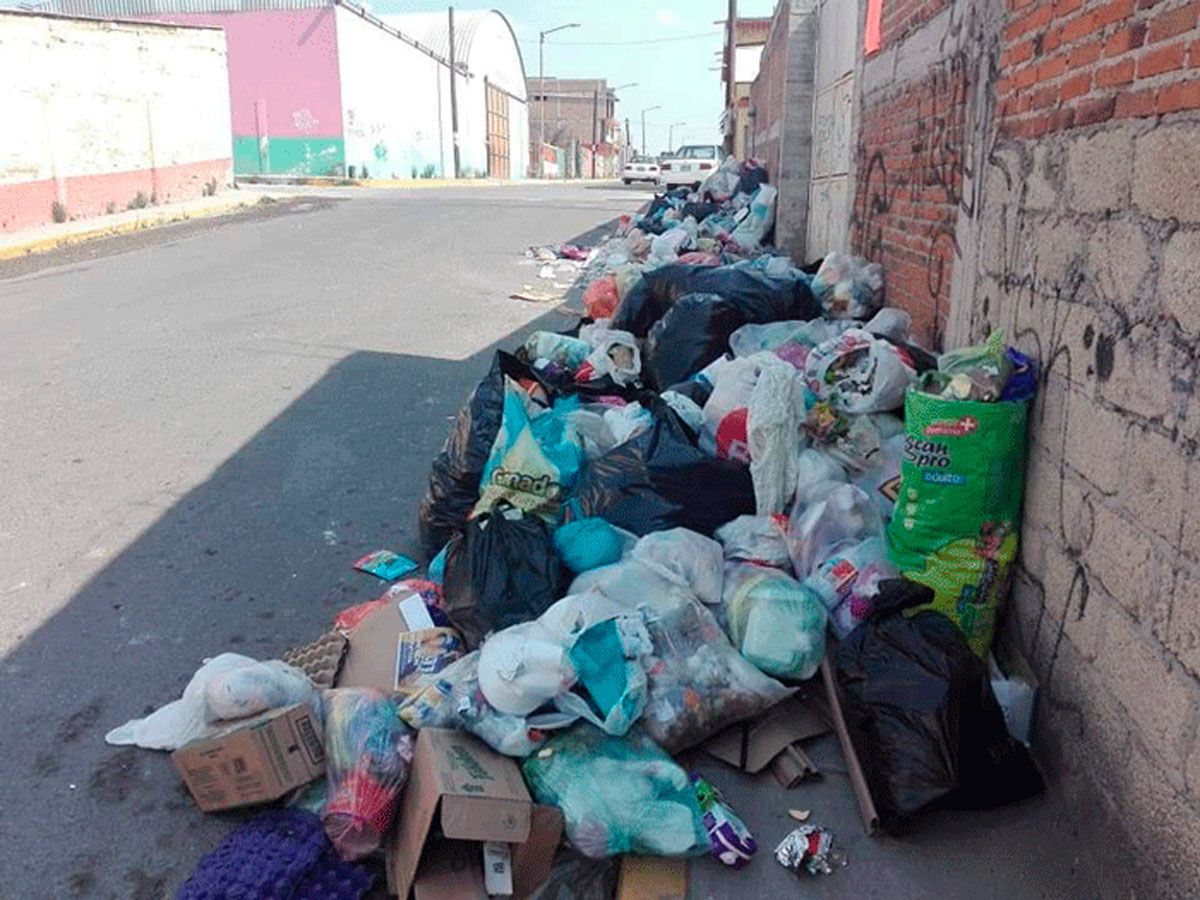 Almoloya de Juárez hundido en la basura y podredumbre.
