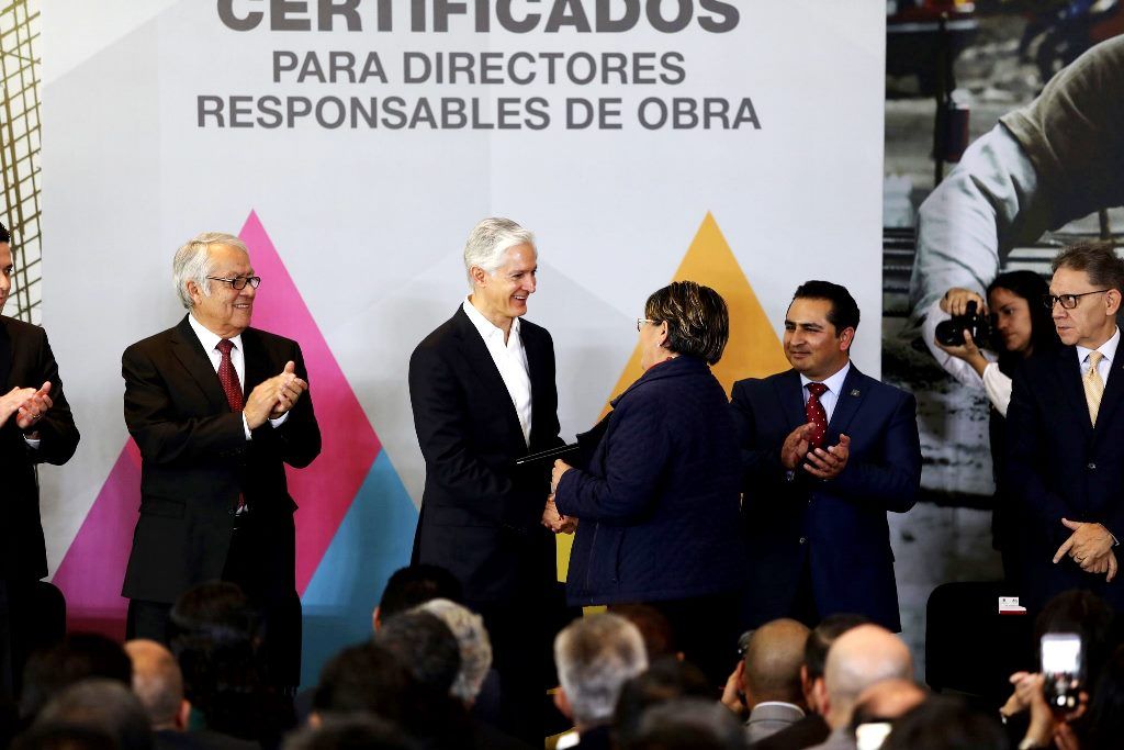 Alfredo del Mazo entrega certificados a directores responsables de obra
