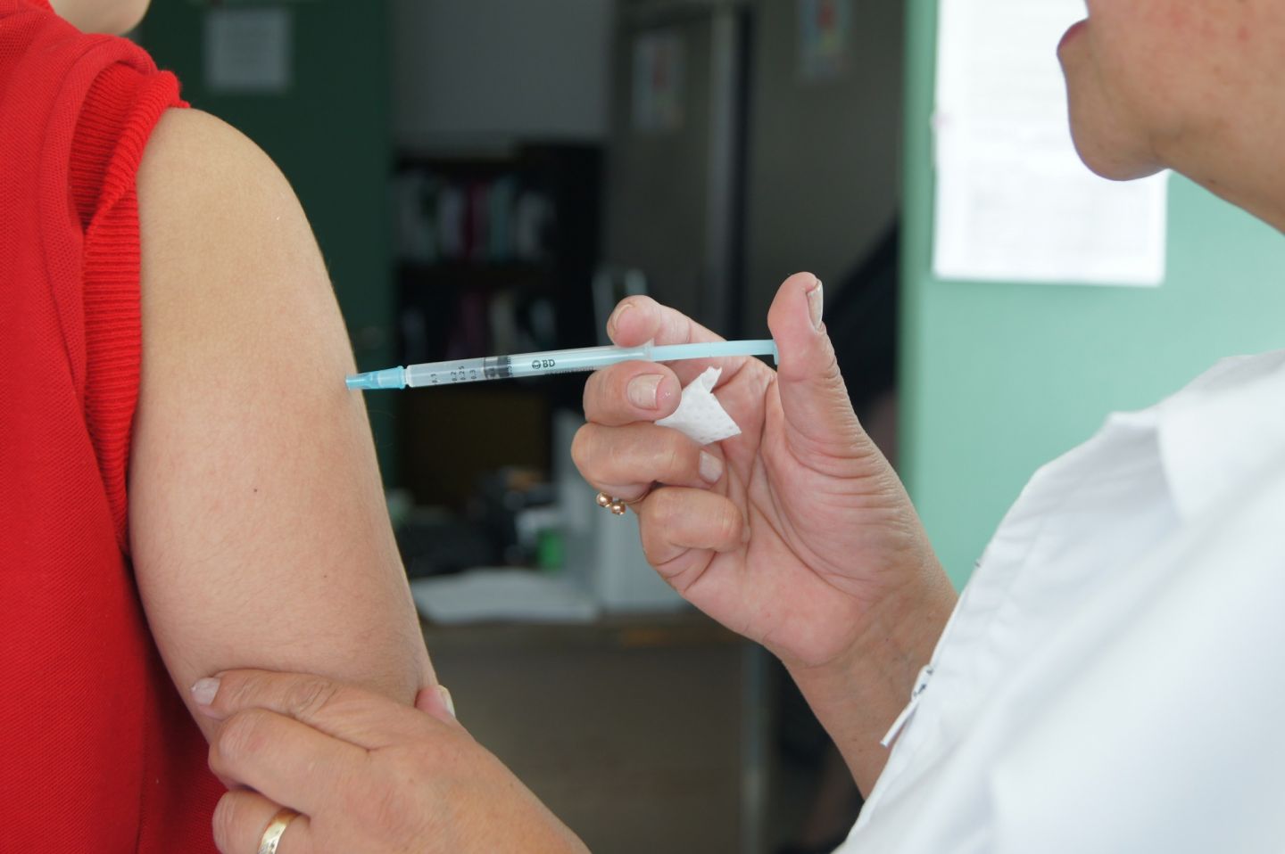 ISSEMYM avanza 80% en la aplicación de vacuna contra la influenza.