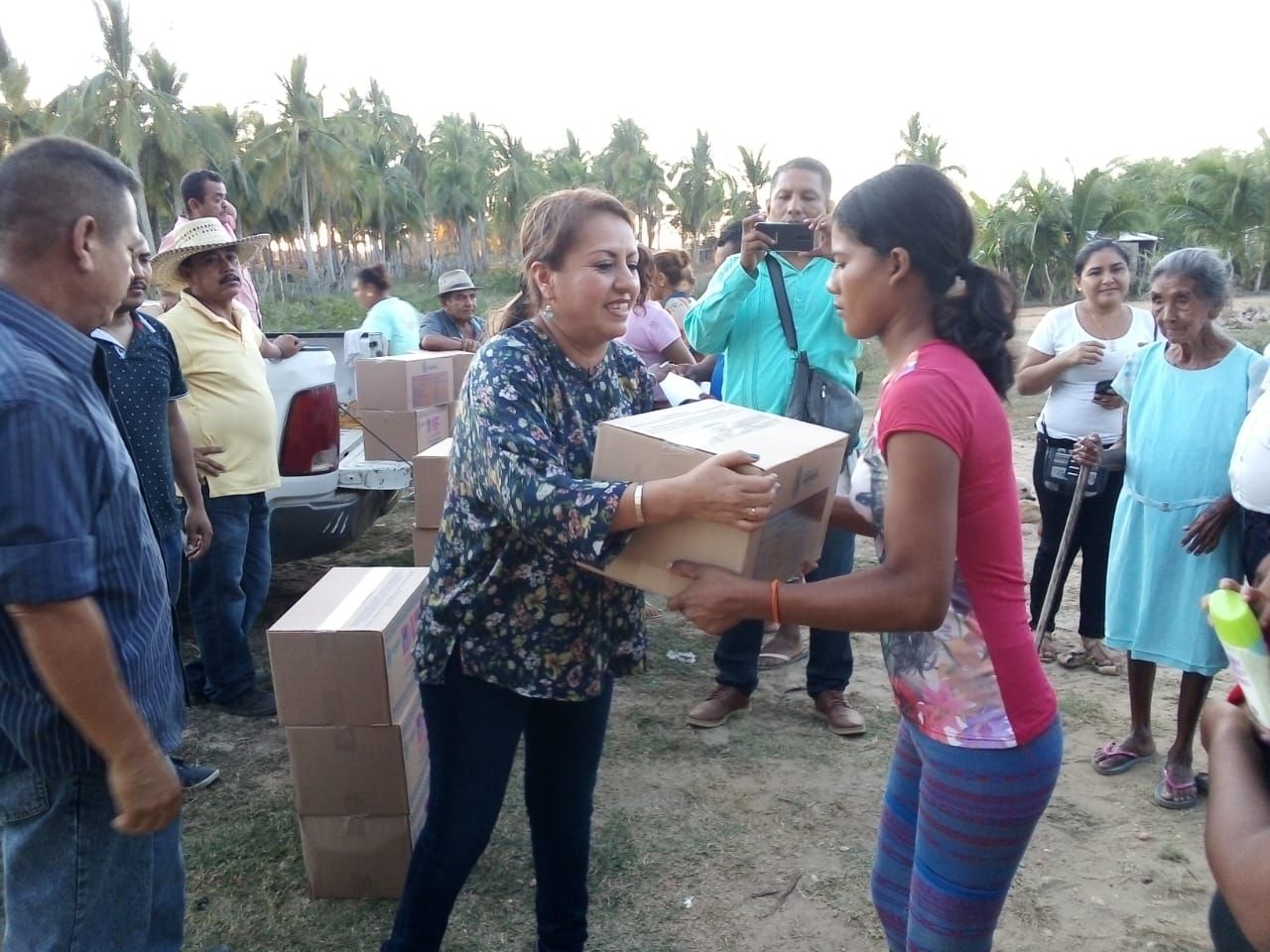 Lleva María del Socorro Hernández Ramírez, presidenta del DIF San Marcos, apoyo a diferentes comunidades  y colonias