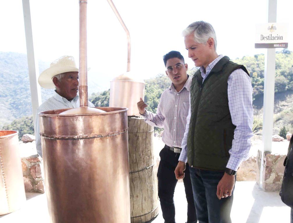 El gobernador Alfredo del Mazo entrega apoyos para incrementar la producción de mezcal en el Edoméx 