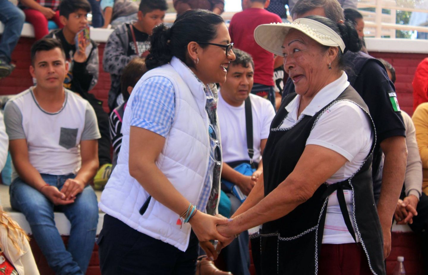 Sandra Luz Falcón Venegas, festejo el Aniversario 14, con comerciantes de la Plaza de la Cultura