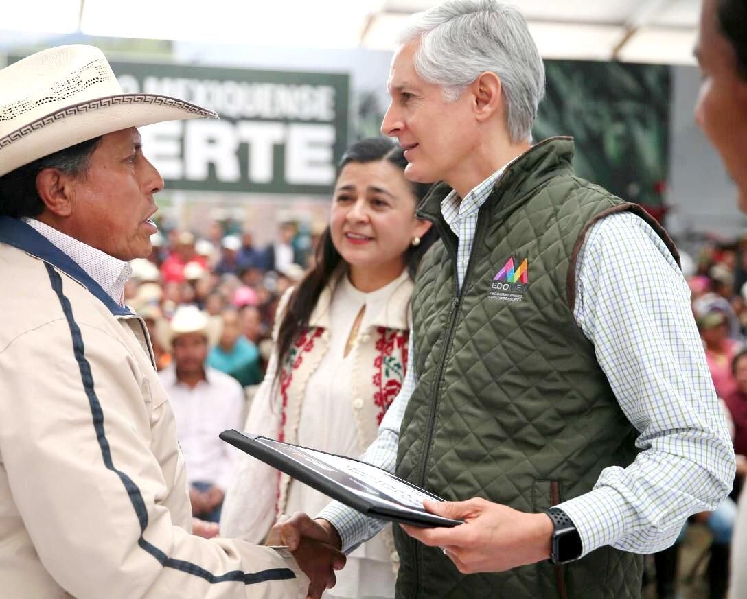 Alfredo del Mazo entrega apoyos agropecuarios a productores de 8 municipios del norte del Edoméx