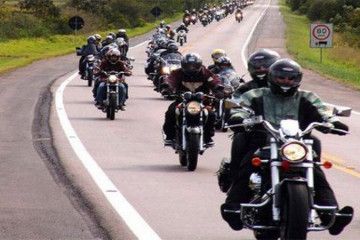 Protestan motociclistas por aumento a las tarifas de la Autopista del Sol