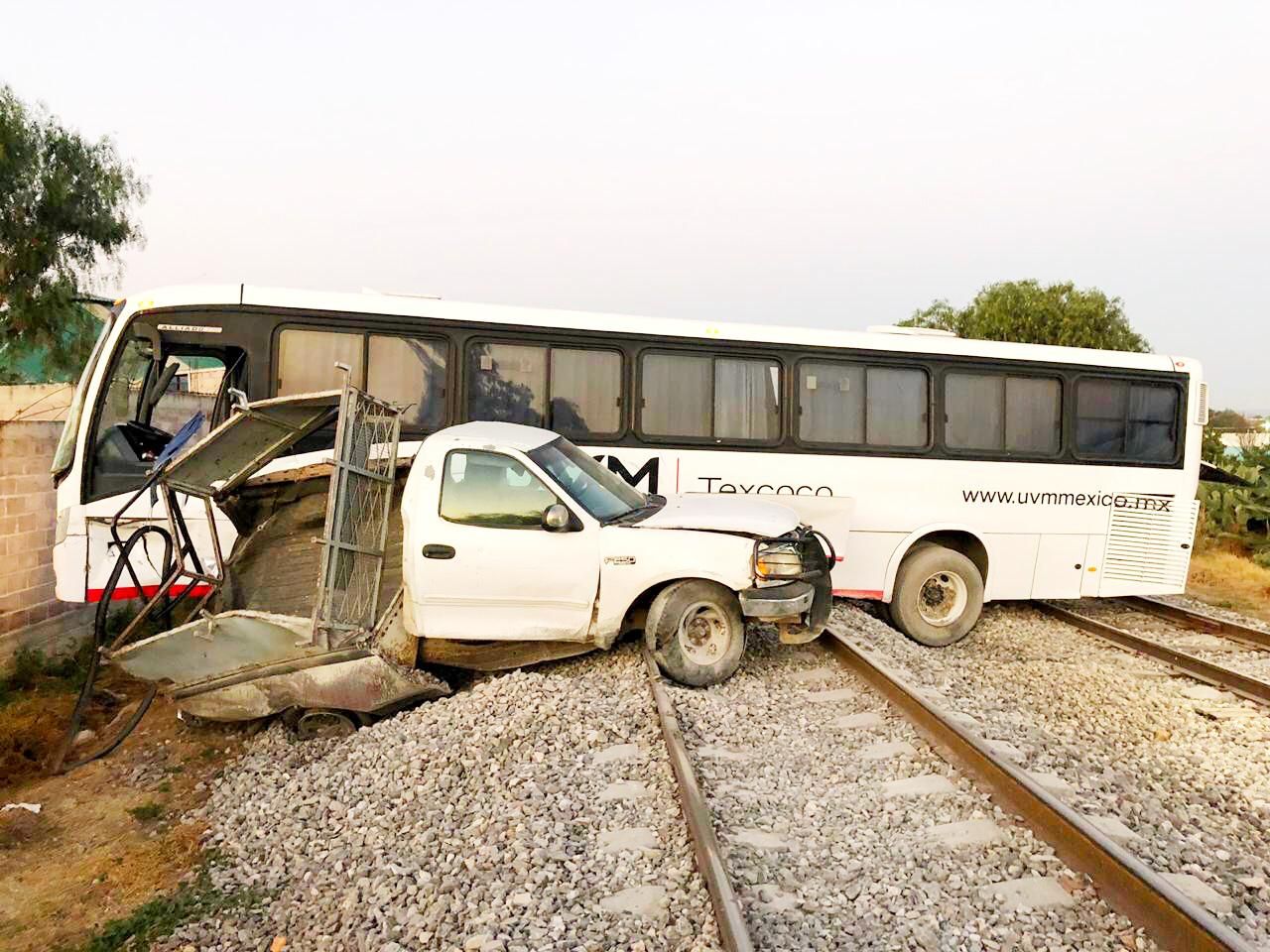 Tren en Otumba se lleva autobús de UVM Texcoco