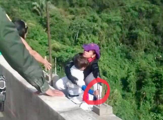 Mujer se lanza de un puente matando también a su hijo