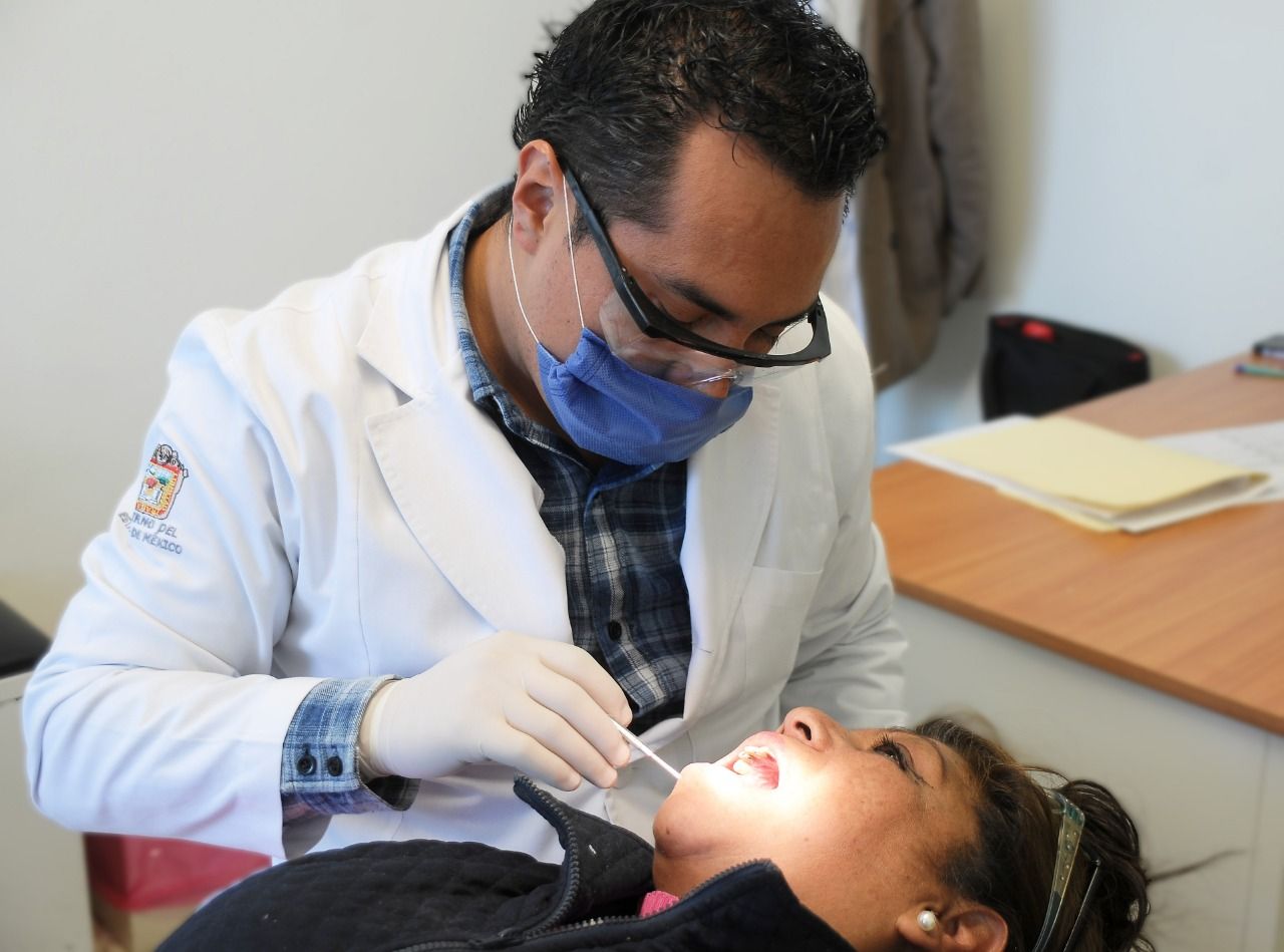 Odontólogos del ISEM reciben curso para prevenir cáncer bucal.