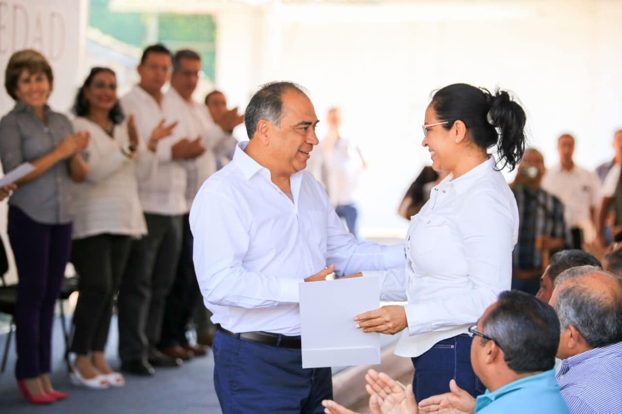Da el gobernador Astudillo certeza jurídica a 93 familias; entrega títulos de propiedad