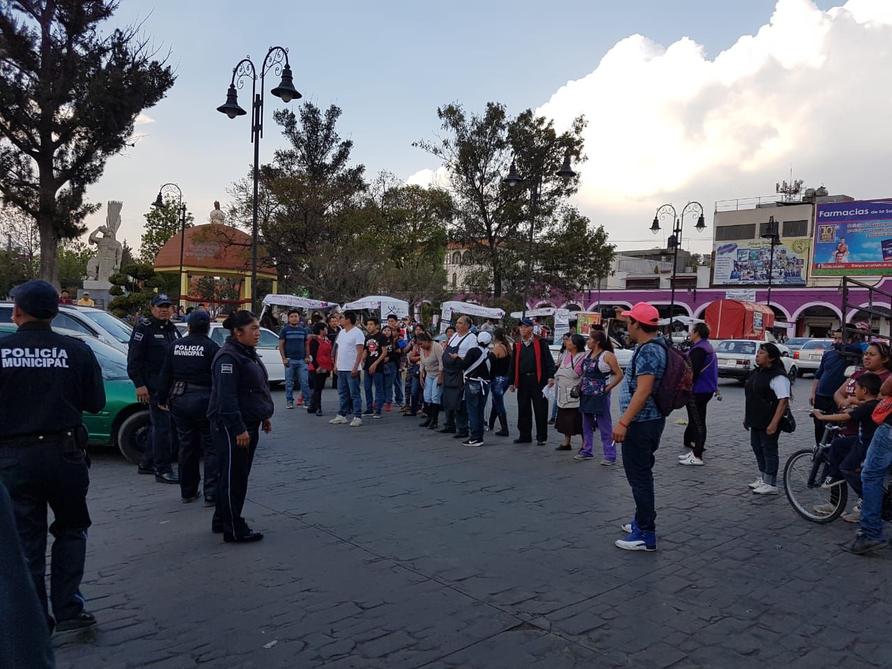 Policías municipales de Teotihuacán retiran a golpes a  comerciantes
