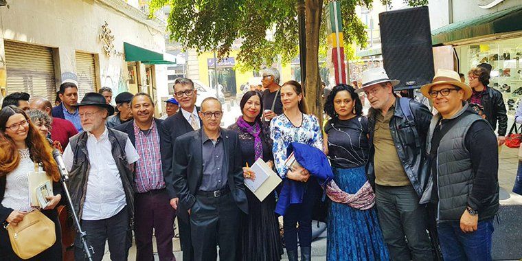 Beatriz Gutiérrez lee poesía en calles del Centro Histórico