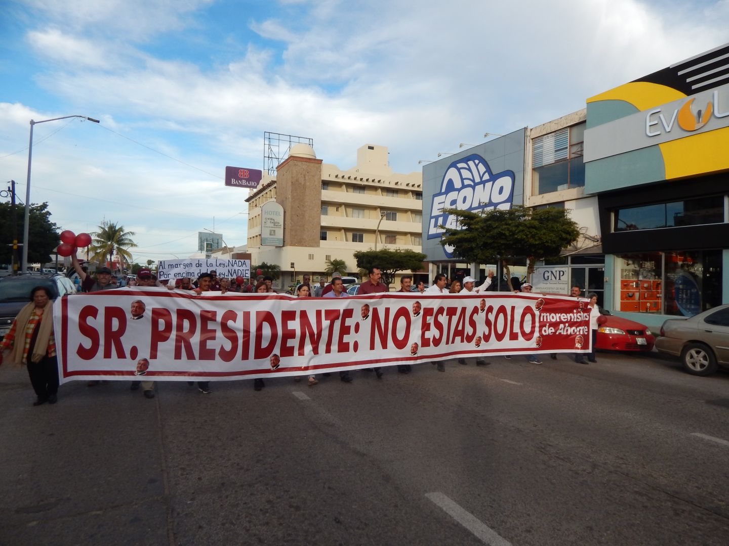 "Sr. Presidente: No estás solo", señalan simpatizantes de AMLO en marcha de Los Mochis