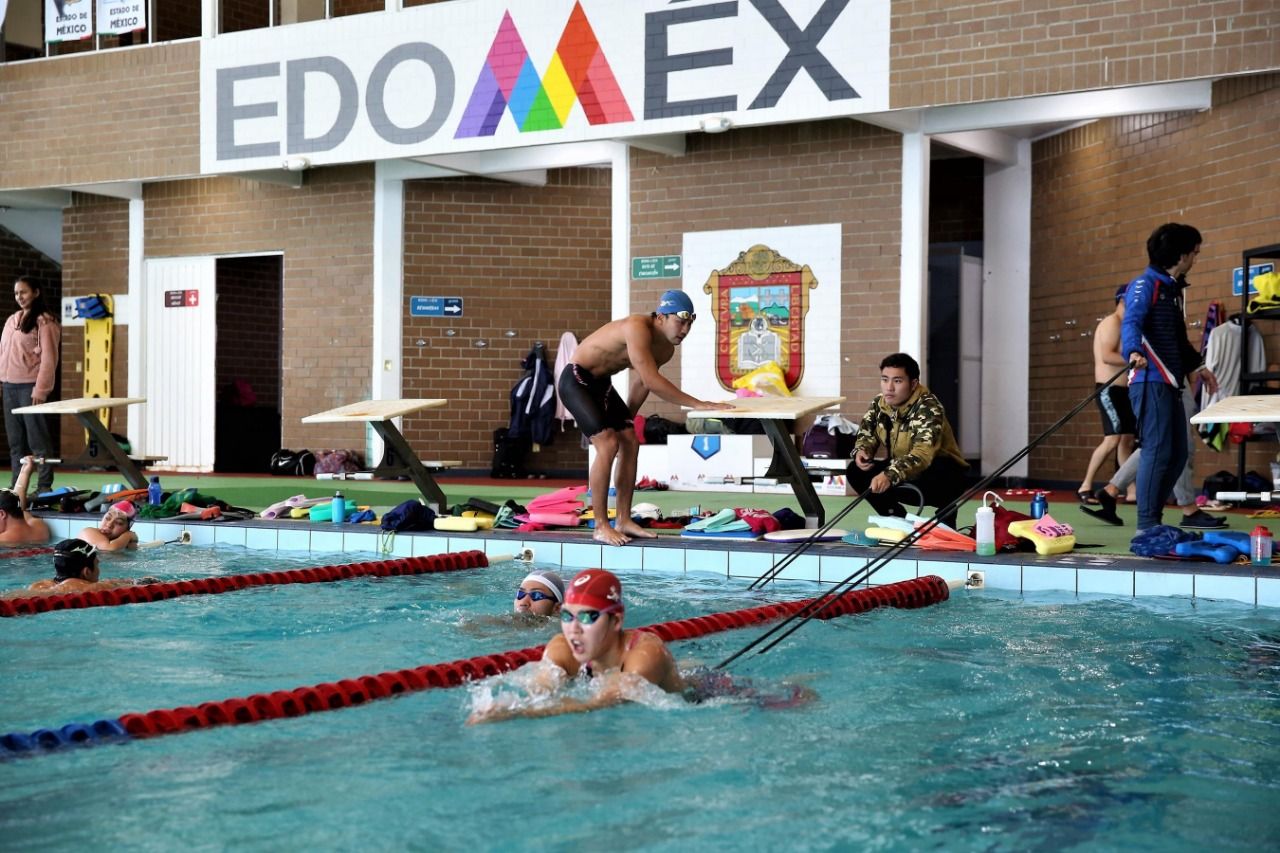 Entrenan nadadores japoneses en la Ciudad Deportiva Edomex.
