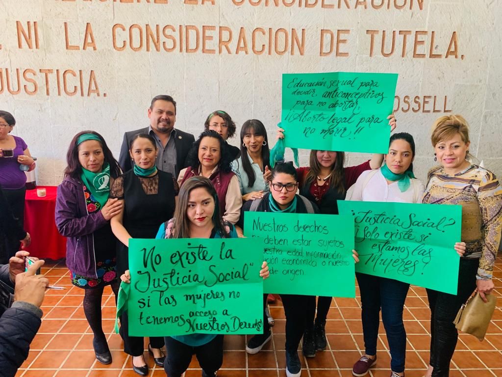Activistas de Marea Verde con pancartas respaldan iniciativa de Víctor Guerrero sobre la despenalización en Hidalgo de la interrupción del embarazo