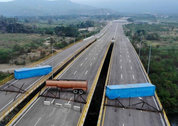Guaidó llegó a la frontera con Colombia y aguarda al resto de integrantes del parlamento venezolano