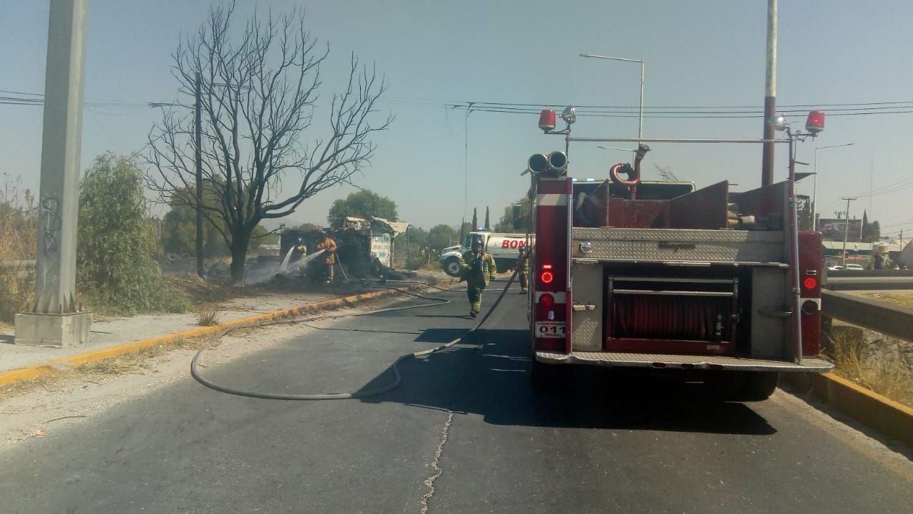 Se registra incendio en depósito de llantas en Texcoco 