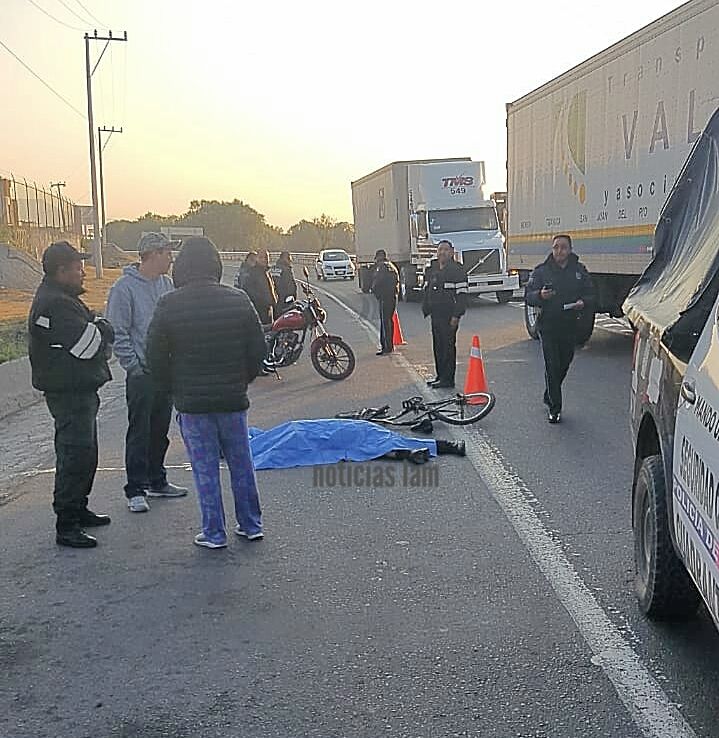 Camión de carga arrolla a mujer ciclista en Ecatepec