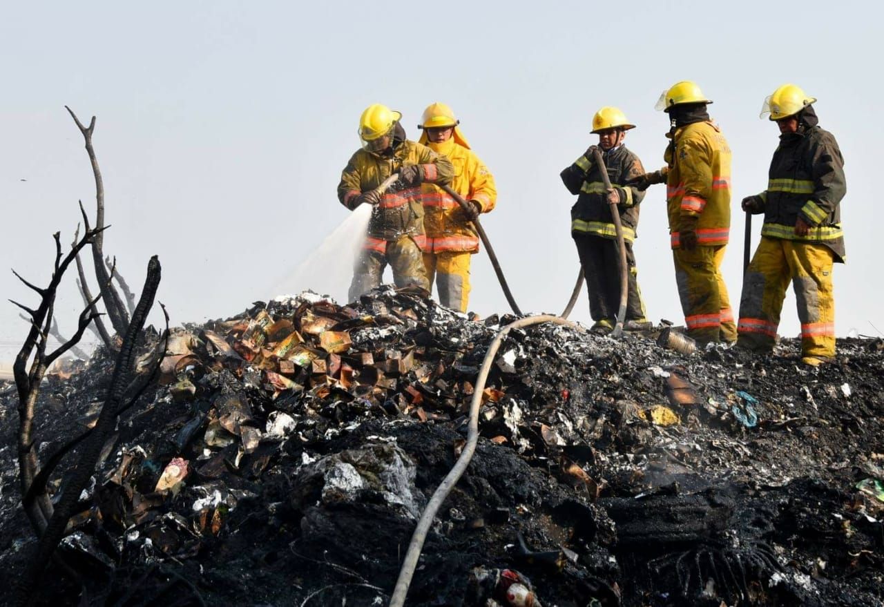 Sofocan incendio en predio con material de reciclaje en Ecatepec