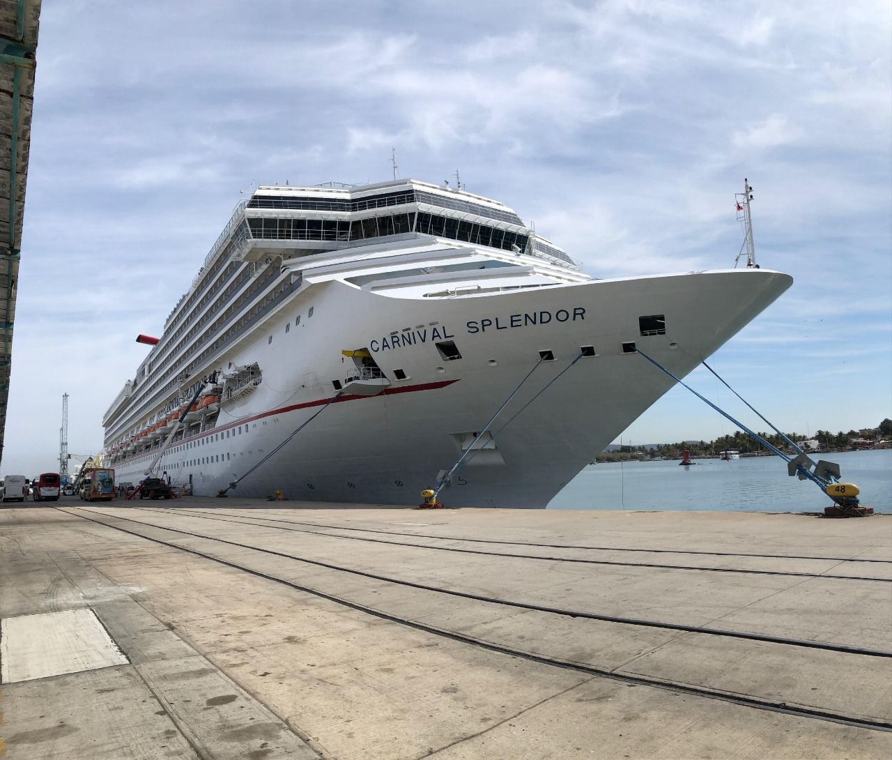 Arribó el crucero turístico Carnival Splendor con 4733 visitantes
