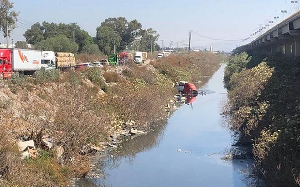 Trailer cae en canal de aguas negras en Ecatepec
