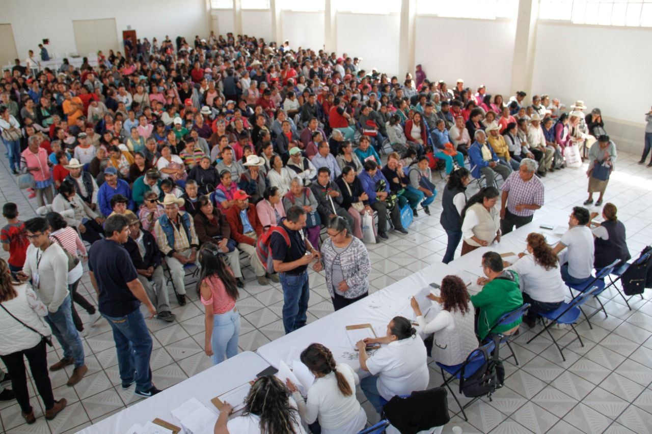 Entrega DIF Naucalpan apoyos en Chimalpa

