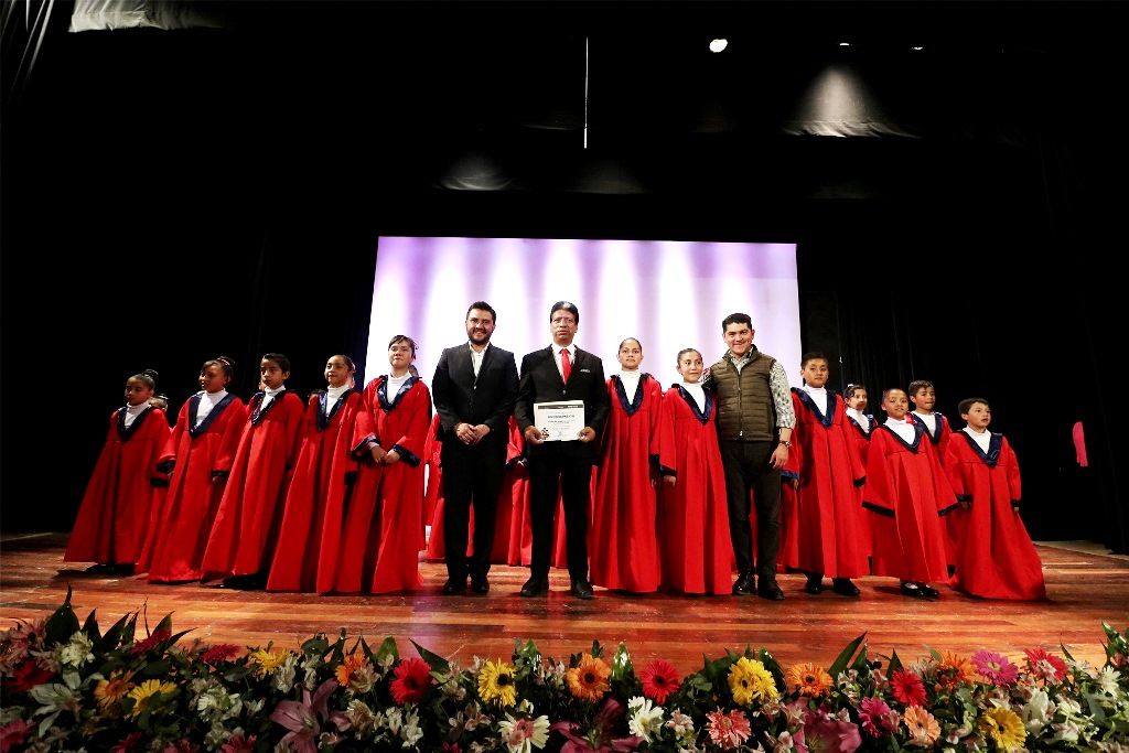 La Secretaria de Cultura Estatal entrega apoyos al coro de niños de la escuela "Sor Juana Inés de la Cruz"
