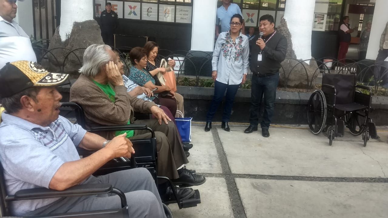 DIF entrega apoyos a personas en situación vulnerable en Texcoco