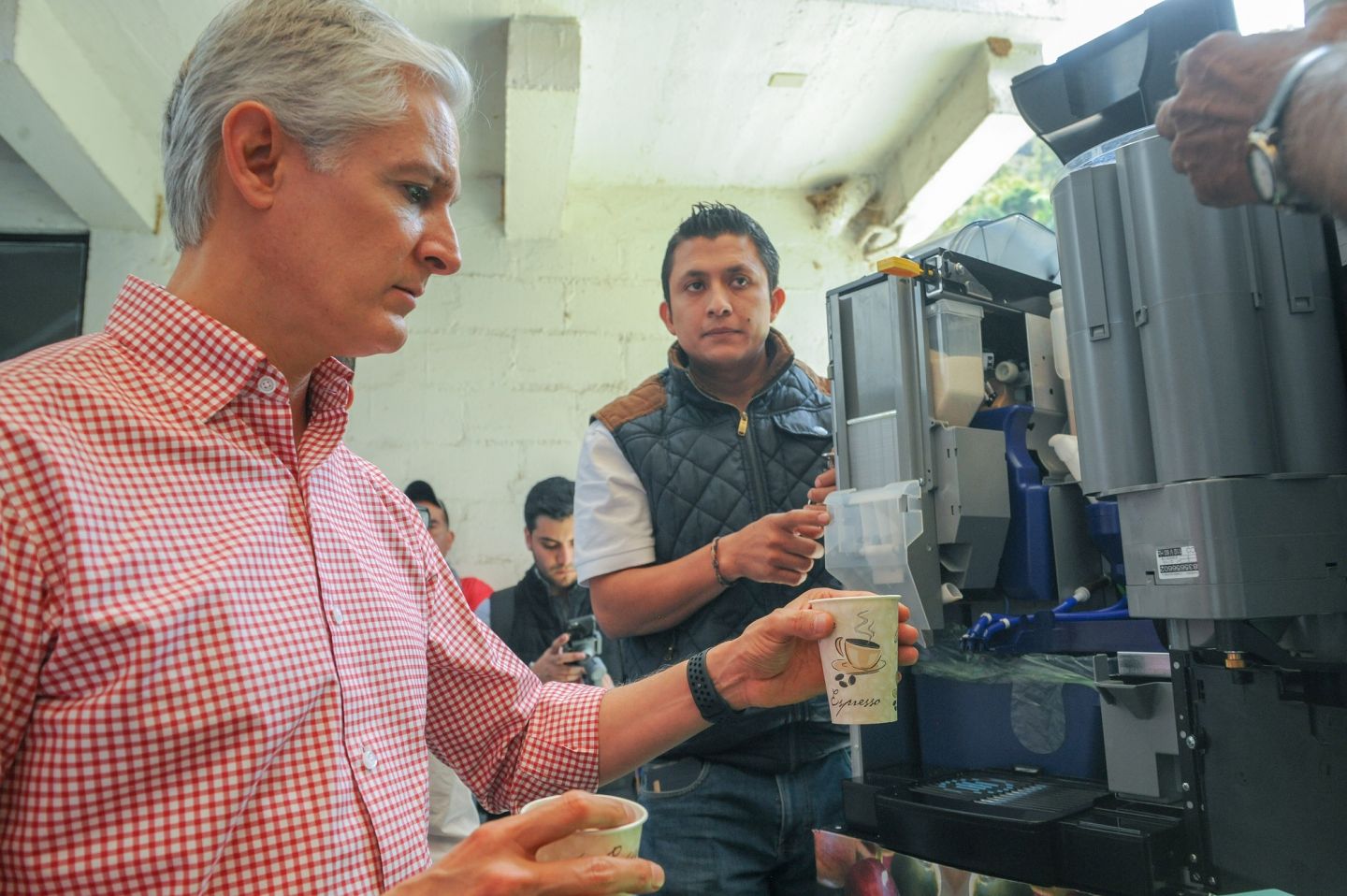 Del Mazo impulsa a los productores de café con máquinas expendedoras
 
