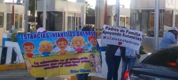 Reciben a AMLO con protestas en Acapulco