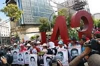 Padres de los 43 desaparecidos de ayotzinapa exigen justicia al nuevo gobierno federal