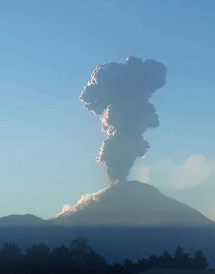 Explosión y tizne deja tiznados por el volcán Popocatépetl