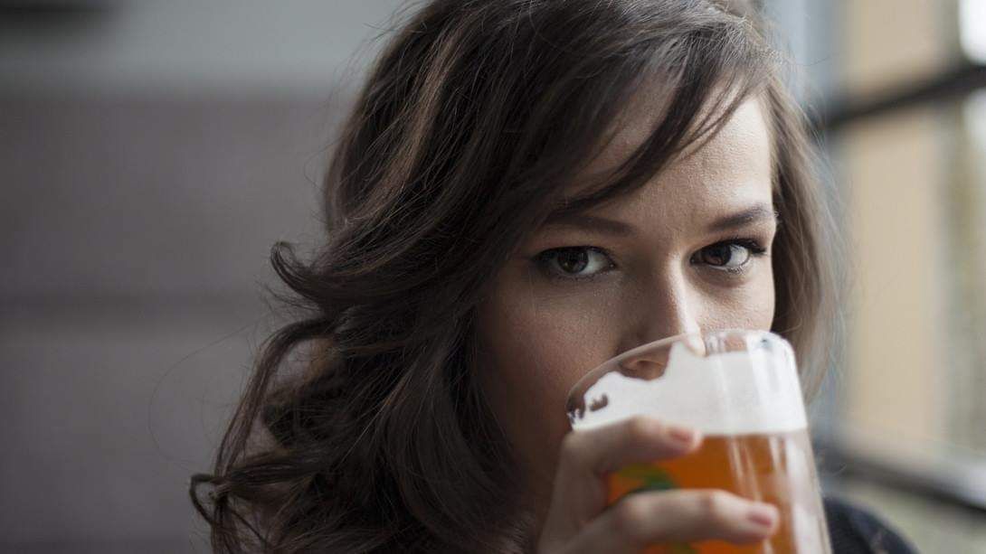 Beber alcohol también eleva riesgo de cáncer, principalmente en mujeres