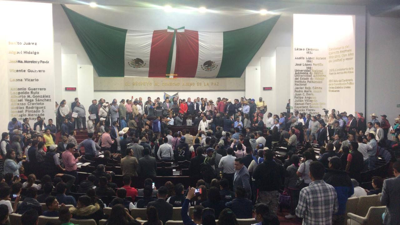 Diputado del que Morena se deslindó, toma Congreso de Hidalgo mediante su gente en represalia