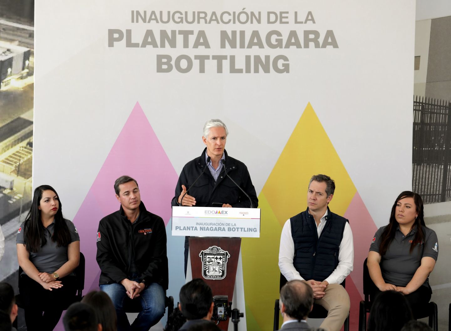 El gobernador mexiquense inauguró importante empresa embotelladora en Soyaniquilpan.
 
