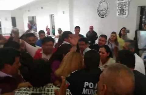 Gobierno municipal de Chicoloapan, es agredido por Antorcha Campesina