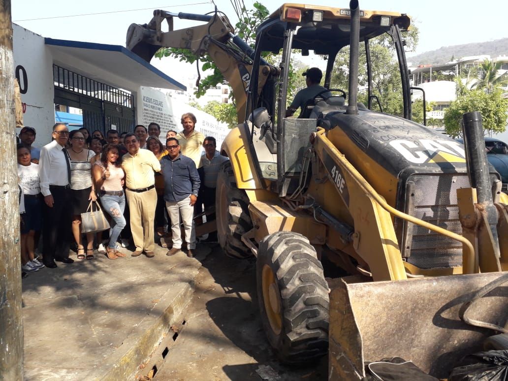 Arranca delegado de la SEG trabajos de demolición para construcción de escuela en Costa Azul