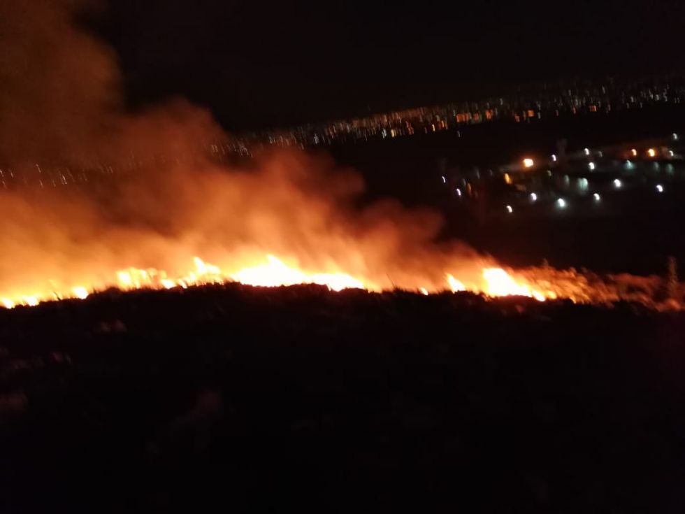 Apoyan bomberos de Atenco en sofocar incendio en Ecatepec